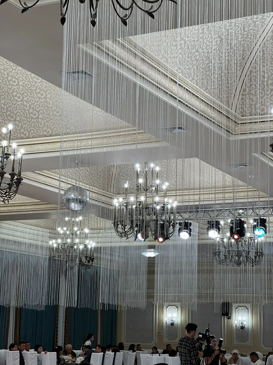 Ballroom: хрустальные люстры